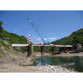 20m支間一括架設方式の仮橋仮桟橋工　L桟橋工法