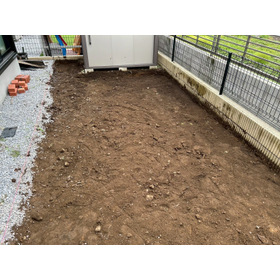 [Construction Example] Installation of artificial turf and flower beds in the front and back gardens of a house.