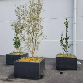 Planters that can accommodate large and curved shapes. Manufactured in-house from board materials, offering low cost and short delivery times!