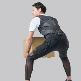 Easy-to-wear inner type assist suit for lifting heavy objects and working in a bent posture.