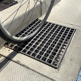 Adoption example: Tokyo-1, Metropolitan Road, Rainwater drainage manhole cover 'Chari Grey'
