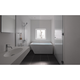 Acrylic freestanding bathtub with a thin design of angular edges.