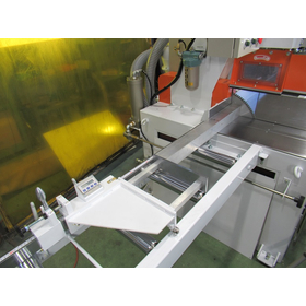 Manual digital length gauge with length stopper for mounting on a metal saw cutting machine.
