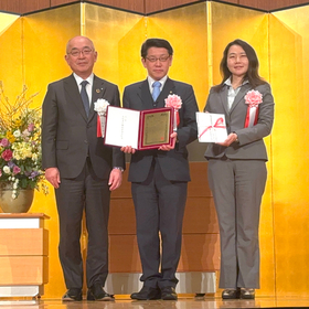 しんきん優良企業表彰式にて表彰状を授与。(左から)信金中央金庫柴田弘之理事長、当社代表取締役社長若林、当社執行役員技術部長石戸