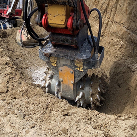 ツインヘッダーMB-R700で川幅を広げている様子