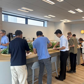 飯田橋オフィスの共有スペースにてビュッフェ形式のランチ