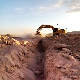 掘削砂をふるって埋戻すスクリーンバケットMB-S18。コマツPC300に装着。