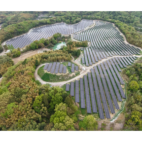 ゴルフ場跡地に建設された「船木太陽光発電所」(出所:エクセリオ)