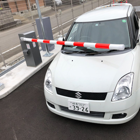 Shock-resistant high-pass gate