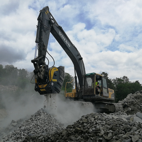 花崗岩を砕くバケットクラッシャーBF90.3