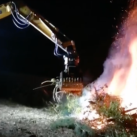 グラップルで伐採枝をリサイクル