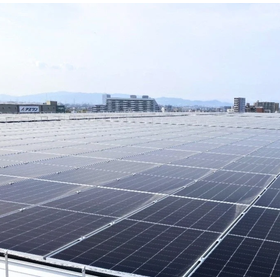 施設屋根に設置する太陽光発電所（出所：コスモエコパワー）