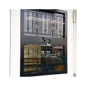 オシャレなだけでなく、機能性もあるこだわり面格子。取付も簡単にできるよう工夫し、知恵を絞っています！