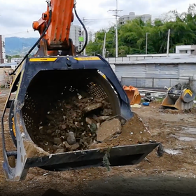 スクリーンバケットで土とガラをふるい分けている様子
