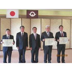 賞状並ぶ　安原環境テクノロジー.jpg