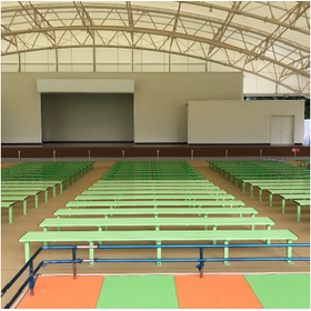 ベンチ納入事例　イベントホール.PNG