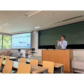 説明の様子　※中央大学　掲載許諾済み