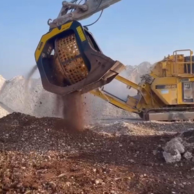 土砂・岩塊をふるい分けてリサイクルするスクリーンバケットMB-S18。ボルボの油圧ショベルに装着