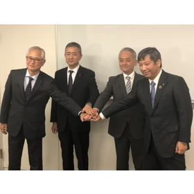 右から牧野フライス製作所 井上社長、田島軽金属 田島社長、ヒノデHD木塚常務、日之出水道機器浅井社長