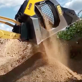 スクリーンバケットで現場発生材をふるい分けて再資源化