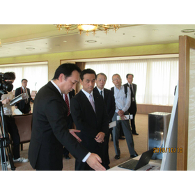 山口県知事に製品の説明をする弊社社長