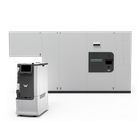 建物内のロボット配送を構成する2つの製品です。

「James mW II」は、ロボットアームでエレベーターの呼びボタン・行先ボタンを物理的に押下し、階をまたいで各住戸・執務エリアの扉前まで荷物を自律配送するロボットです。エレベーターとの通信連携を前提としないため、既存建物の改修や制御盤への配線工事なしで導入できます。

「W-Station」は、建物のロビーに設置する宅配保管ロボットです。AI送り状認識で住所・サイズ・重量を0.5秒以内に読み取り、配送先とサイズに応じて自動で仕分け・保管したうえで、配送ロボットを呼び出して引き渡します。

2製品を組み合わせることで、受け取りから戸別配送までを無人でつなぎます。