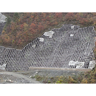 簡易な法枠を使用し、法面の保護・安定を図る工法です。