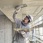 大型物流倉庫・工場・マンション・商業施設など、広面積かつ工程管理が求められる野丁場左官工事に対応しています。大型建築現場に対応できる職人体制と施工管理力を活かし、躯体補修、下地調整、モルタル塗り、床・壁の左官下地づくりまで、後工程の品質につながる施工を行います。野丁場左官では、仕上げ材を美しく納めるための下地精度、広い範囲を安定して進める人員体制、工程に合わせた柔軟な対応力が重要です。職人の技術力に加え、大型現場での段取り力と現場対応力を組み合わせることで、塗装・タイル・仕上げ工事へ精度の高い作業のバトンを渡します。株式会社フロアエージェントでは、大型建築現場の品質を足元から支える野丁場左官に対応しています。