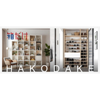 『大量生産に最適！弊社のおく洗でも活躍中の組立什器「箱だけ」
大量生産に最適！弊社のおく洗でも活躍中の「箱だけ」は、メスコネクタ付きの特注フラッシュパネルを使用した、工具不要・省スペース設計のオリジナル什器です。
届いてすぐに設置可能で、分解すればパネル状になるため保管や輸送も効率的。生産ラインやイベント会場など、大量の什器を必要とする現場でもスムーズに運用できます。
単色から木目調まで数百種類以上の色柄を選べるため、展示会や店舗什器、家具や内装製作など、幅広いシーンで活躍します。
製造直売だから大量注文にも柔軟に対応可能。カスタム仕様やコネクタのみの販売も承っており、コストダウンを目指す方にもおすすめです。』