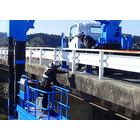 橋梁、トンネル、河川、下水道、港湾等は高度経済成長期に集中的に整備され、今後急速に老朽化することが懸念されています。
今後20年間で、建設後50年以上経過する施設の割合は加速度的に高くなる見込みであり、このように一斉に老朽化するインフラを戦略的に維持管理・更新することが求められています。
当社は橋梁点検車を導入し、橋梁の維持補修に伴う点検作業をはじめ、トンネル・函渠等を含む構造物全般に至るまで様々なインフラメンテナンスを行っています。