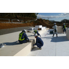 EPS工法とは、大型の発泡スチロールブロックを盛土材料として積み重ねていくもので、材料の軽量性、耐圧縮性、耐水性および積み重ねた場合の自立性等の特徴を有効に利用する工法です。
軟弱地盤上の盛土、急傾斜地盛土、構造物の裏込、直立壁、盛土の拡幅などの荷重軽減および土圧低減をはかる必要のあるところに適用できます。