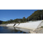 M1ウォールは、パネル組立式の大型ブロックです。パネル組立式の為、控え長と壁面勾配は、自由に選択可能となり、現場条件に適した経済的な設計が出来ます。
また部材が、かさばらず軽量な為、施工に大型クレーンが不要、搬入や置き場の確保が容易となります。