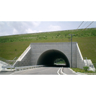 テクスパン工法は、フランスで開発された3ヒンジ構造のプレキャスト・アーチカルバート工法です。
3ヒンジ構造にすることで、薄いアーチ部材であるにもかかわらず、大スパンへの適用が可能です。
この特性を活かし、短スパン橋梁や、高架橋の代替として、日本国内においても多くの実績を上げています。
近年では1級河川を横断する橋梁の代替としても採用されています。