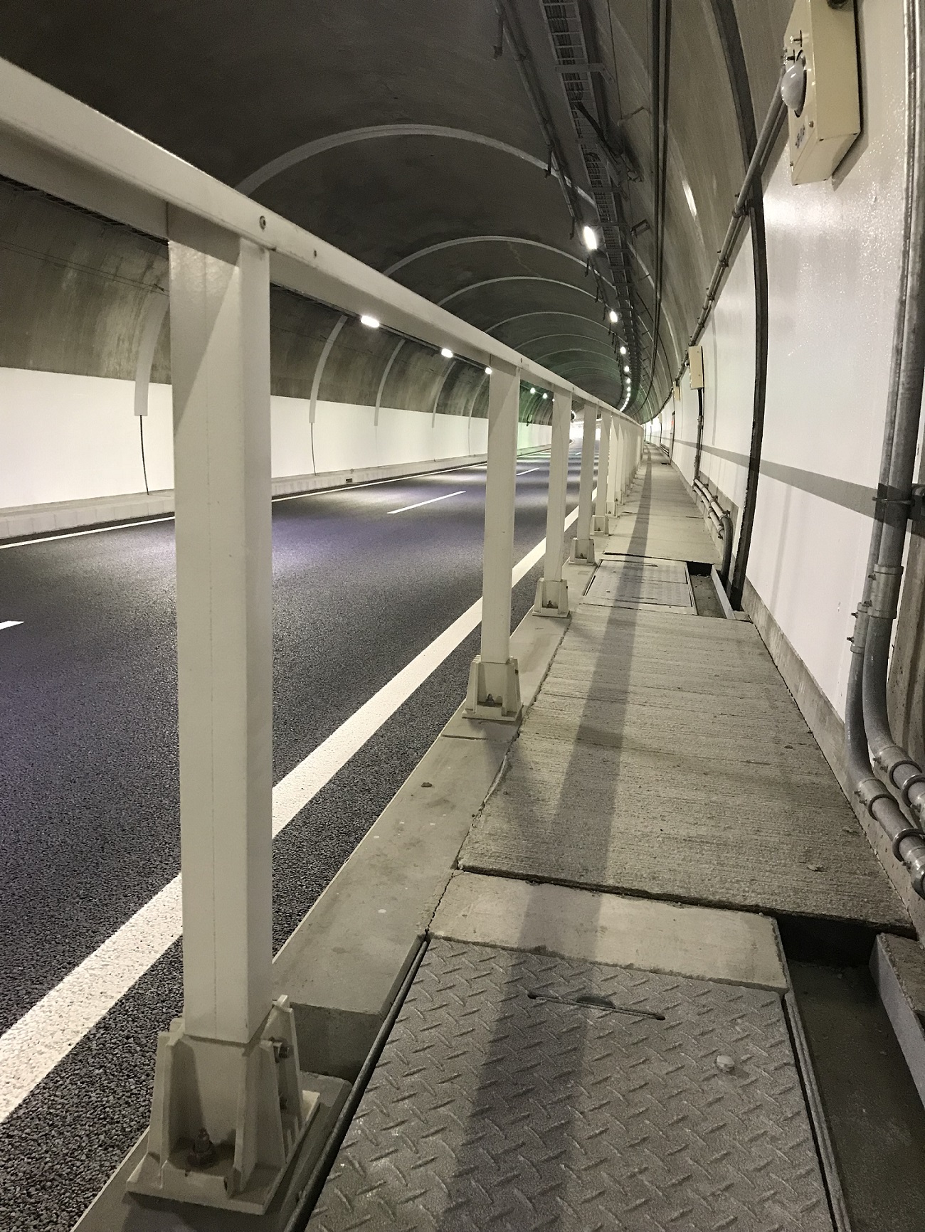 トンネル内手摺に採用『HEX U-ナット』