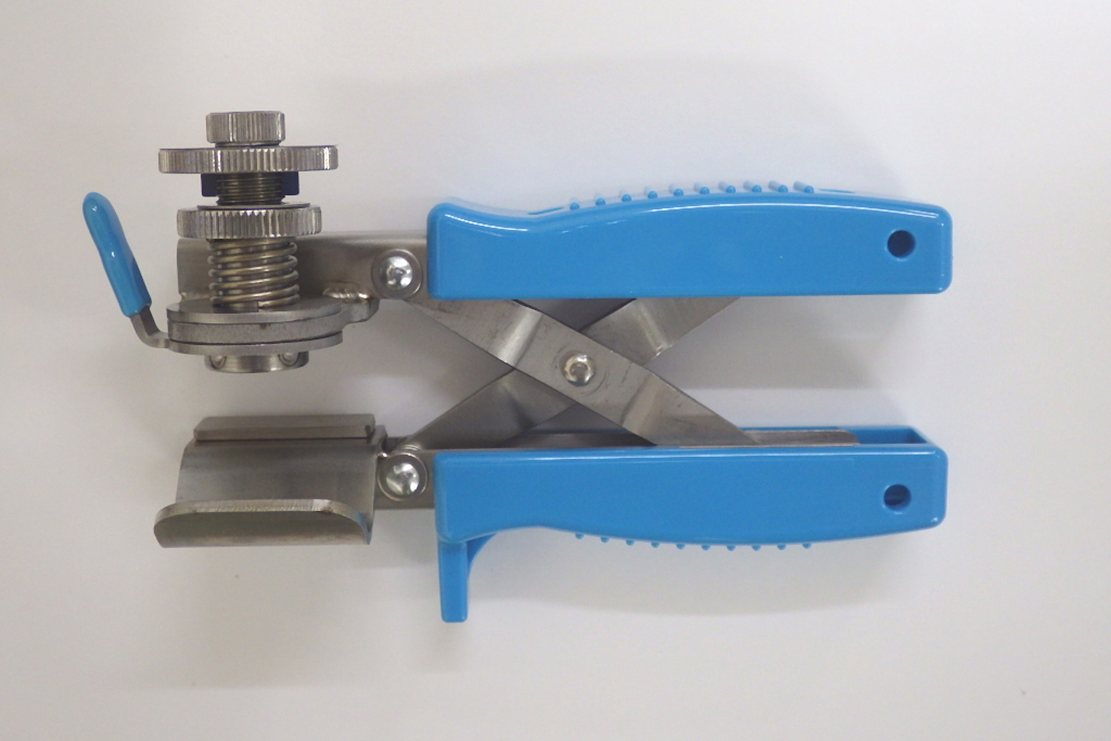 光ケーブル外被剝ぎ取り器