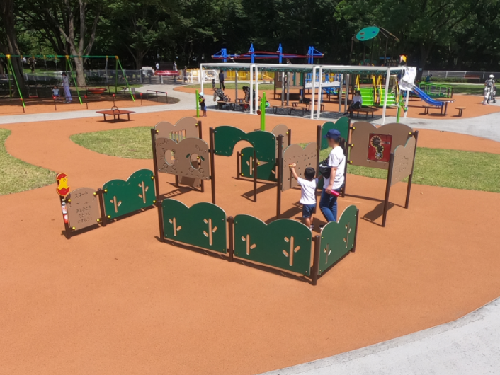 インクルーシブ遊具『ひよこのわくわくめいろ』