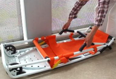 ソリ走行方式階段避難車『カイダンサット』