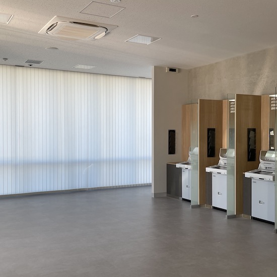 【施工事例：金融機関】ZEB認定の明るい店舗。お悩み解決！