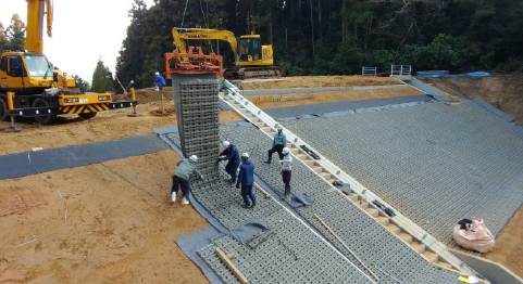 施工事例】防草ブロックマットため池法⾯施⼯ | 旭化成アドバンス
