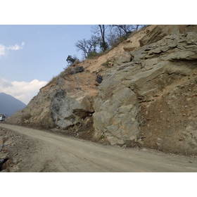 【海外モニタリング事例】ブータン・国道に面する無対策斜面の監視