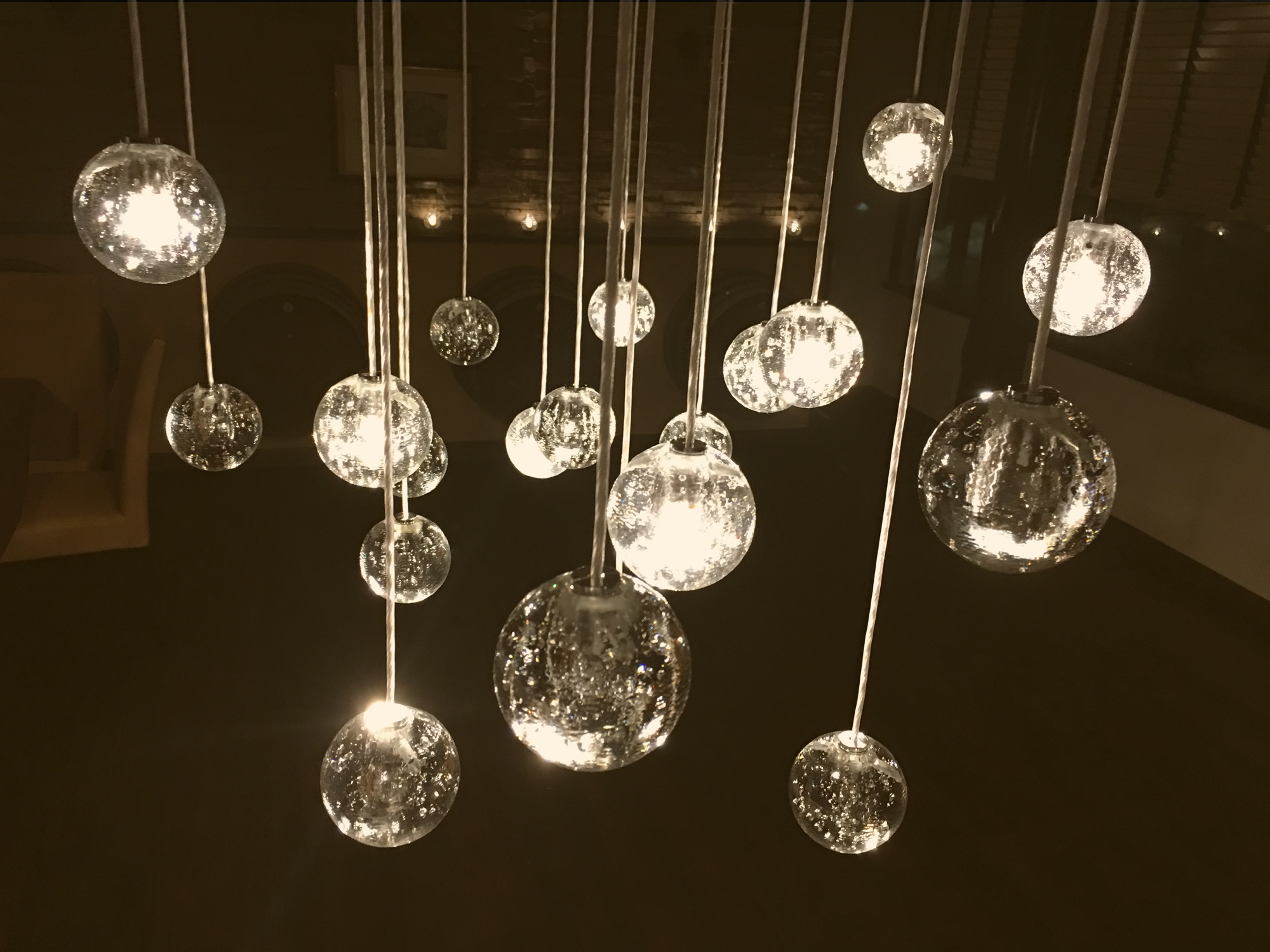 球状ガラスの気泡カバーで包まれたLED照明 レイゾン | イプロス