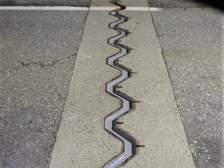 伸縮目地補修工法『Exリライフ工法』