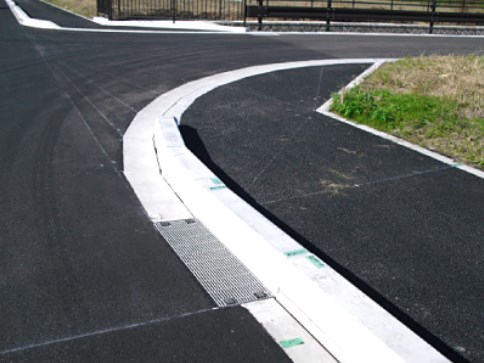歩車道境界ブロック『縁石脱着型L型スリット側溝』 | パスキン