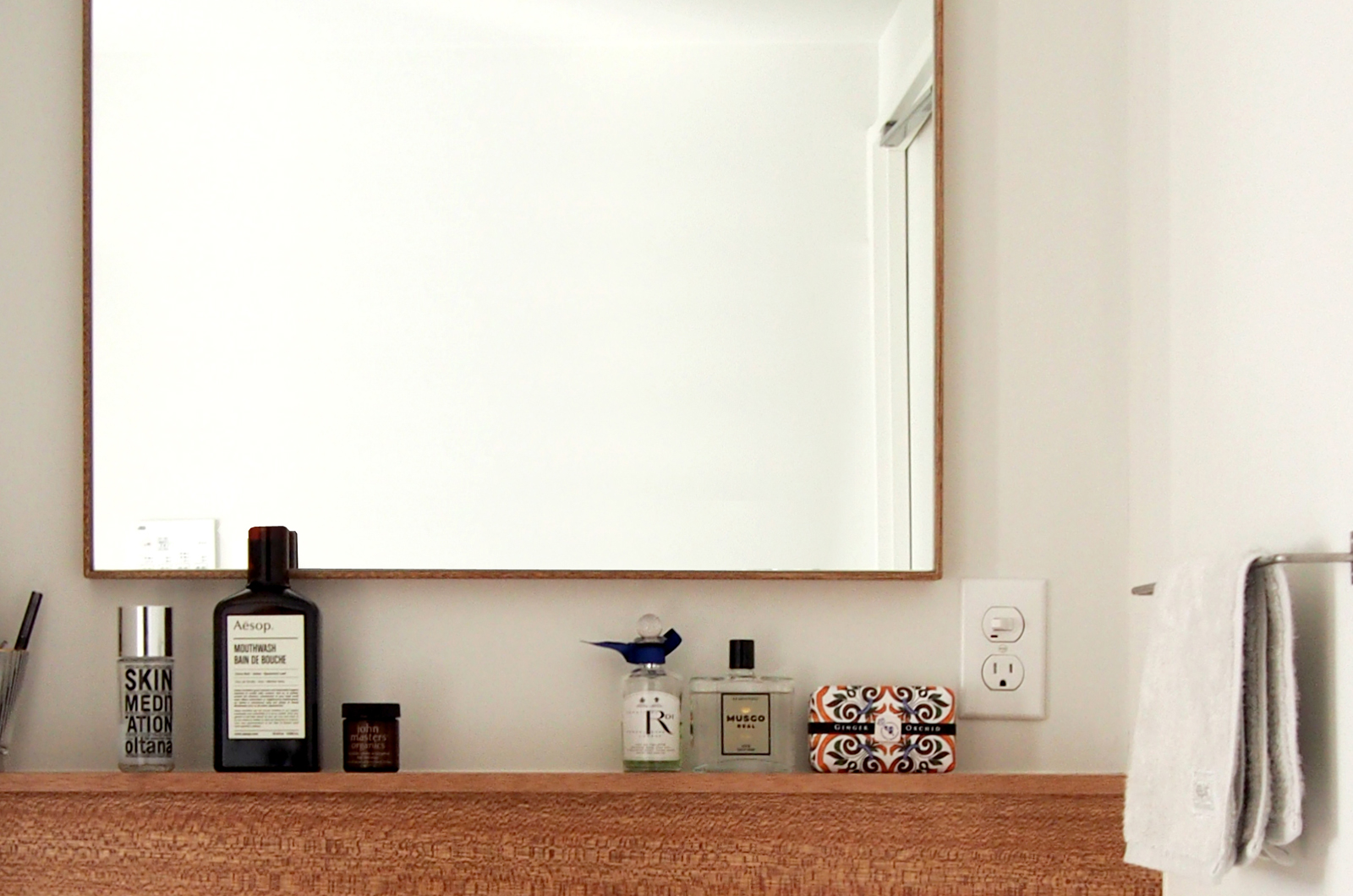 サイズオーダー可能、シンプルなデザイン『ラワンの洗面ミラー』 渡辺