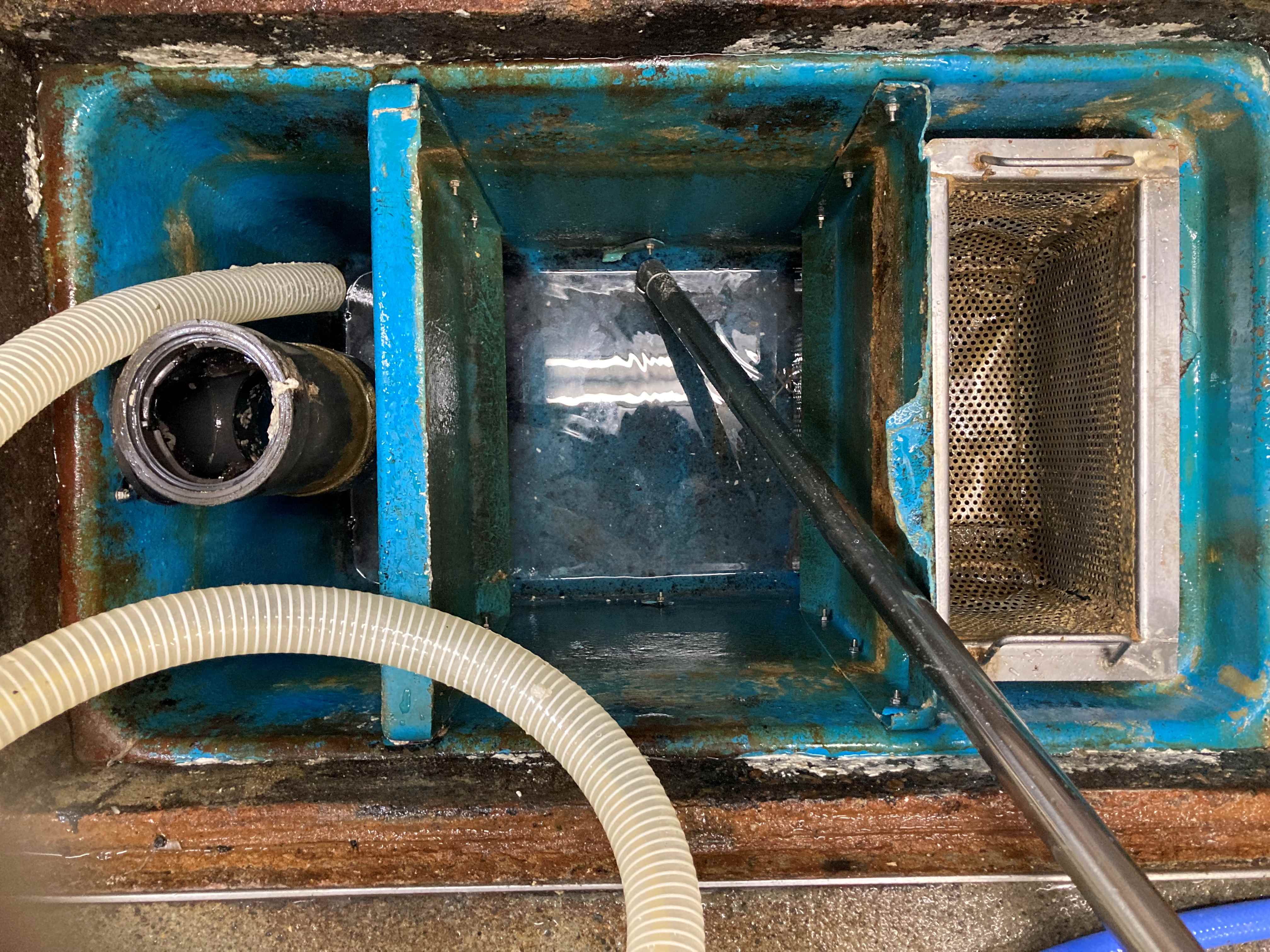 【グリストラップ清掃事例】グリスト壁面の油汚れをブラッシング洗浄