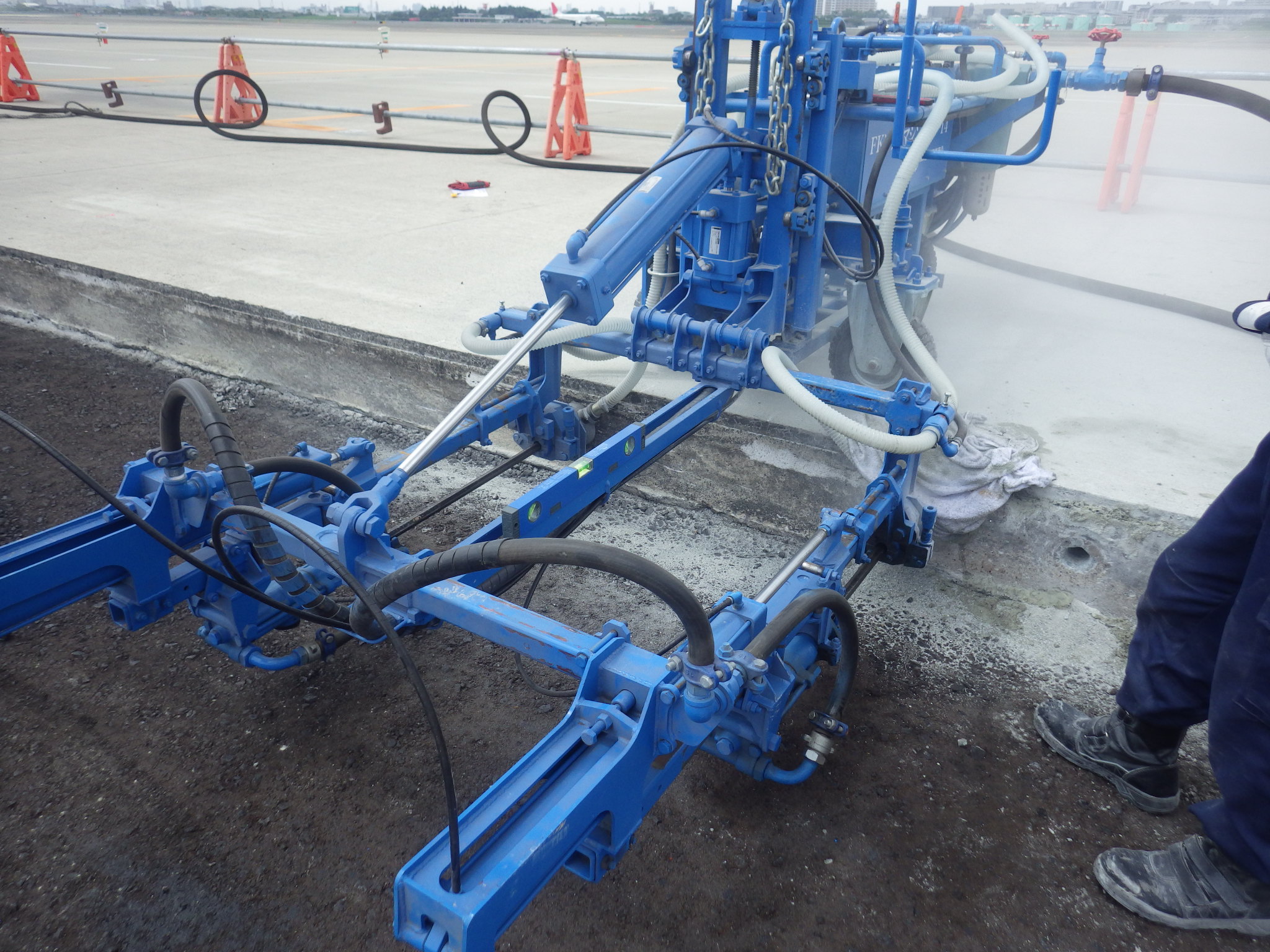 【コンクリート舗装】横穴削孔型国産機『FKロックマシン』