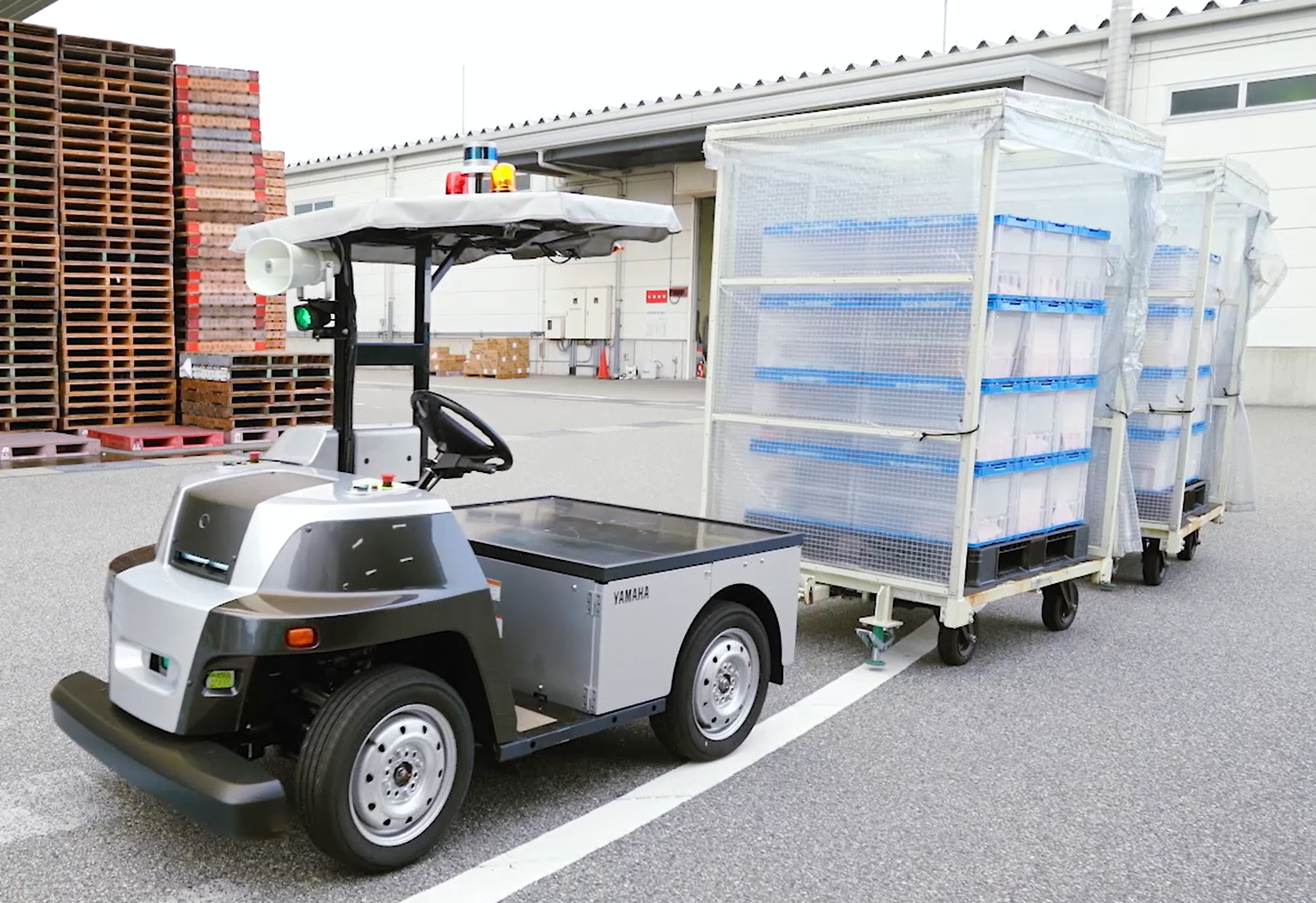 導入工事不要、屋内外対応の無人搬送サービス"eve auto"