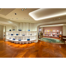 Expressing exquisite design with plaster finish in the interior of a brand shop.
