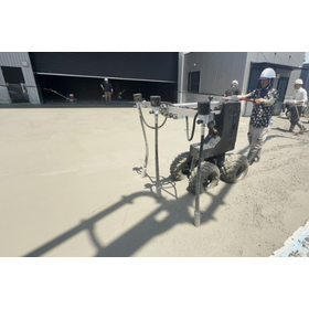 世界初の土間コンクリート締め固め機スラブレーターで省人化を実現。