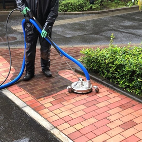 外壁塗装の現場がもっと楽に!洗浄と汚水回収を自動化する高圧洗浄機